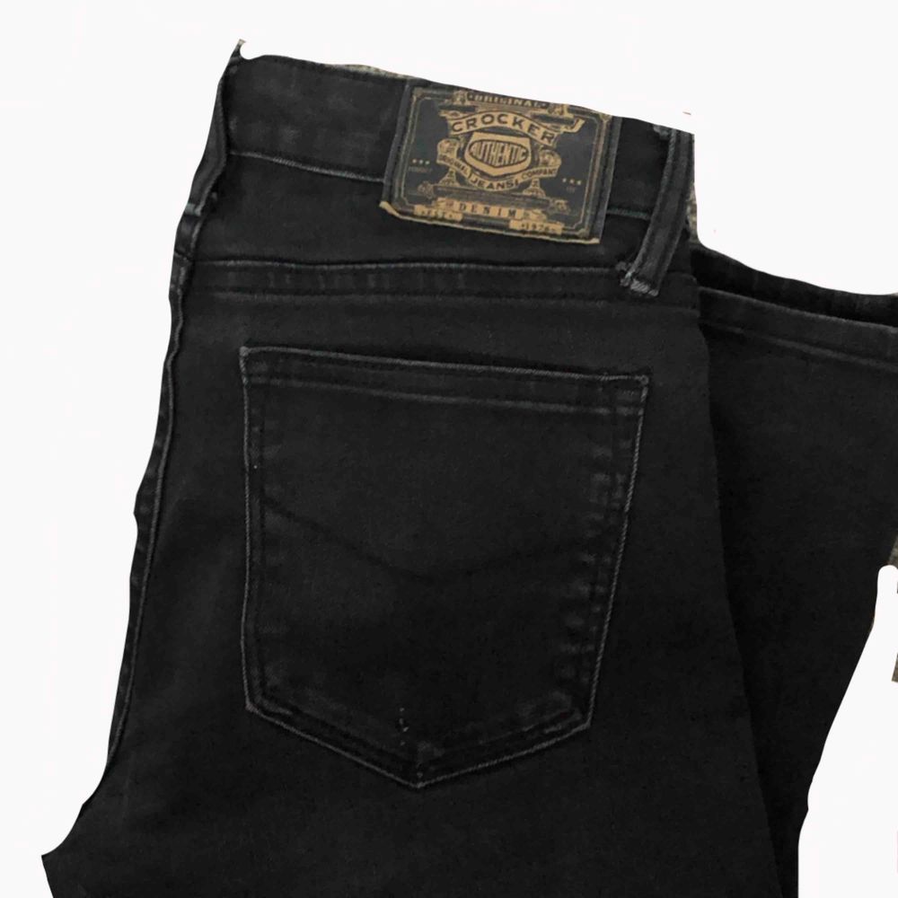 svarta bootcut jenas från crocker, bra skick förutom det lilla som ni kan se på bild 2💞. Jeans & Byxor.