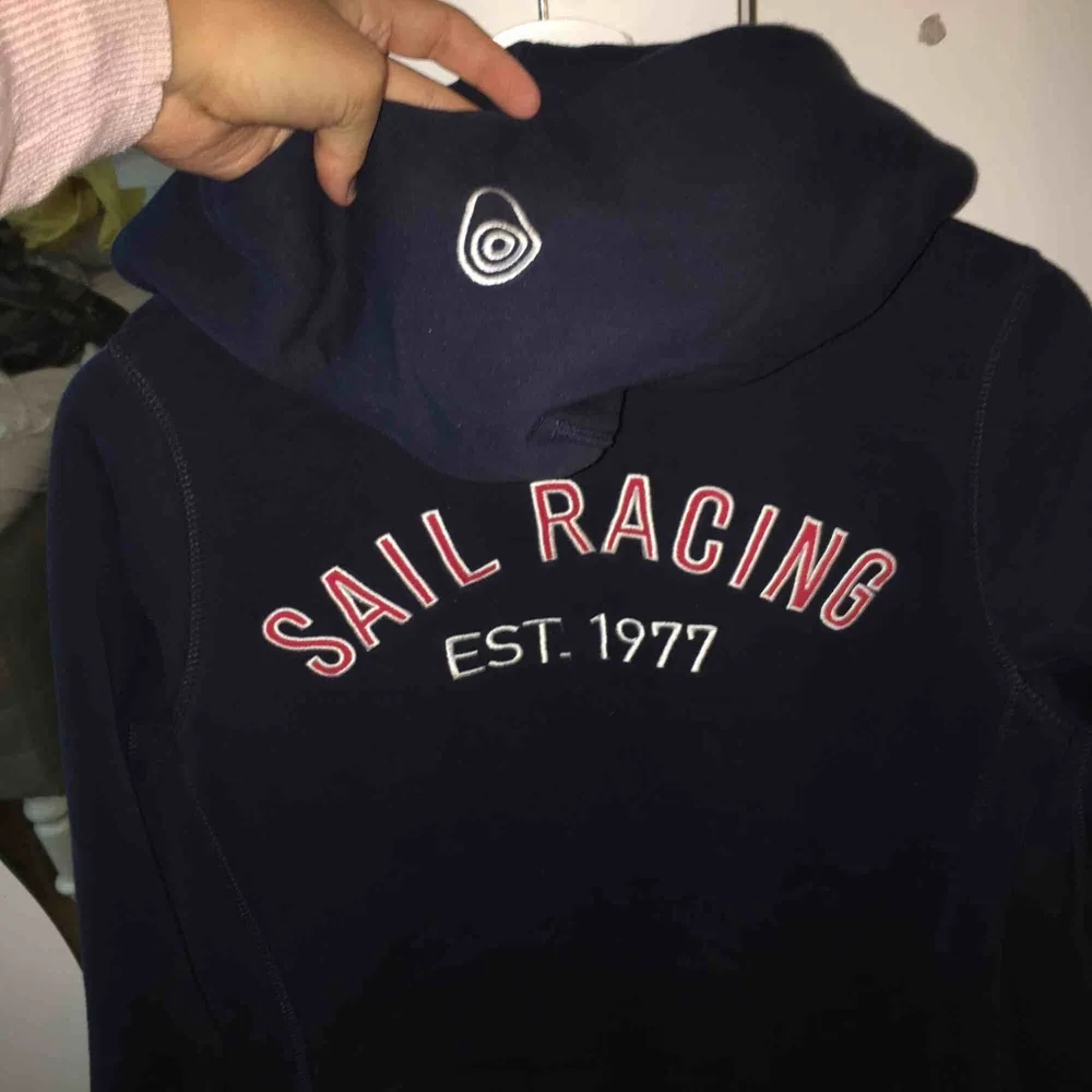 En fin och varm sail racing tröja från nk. Väldigt ny och i fint skick.. Tröjor & Koftor.