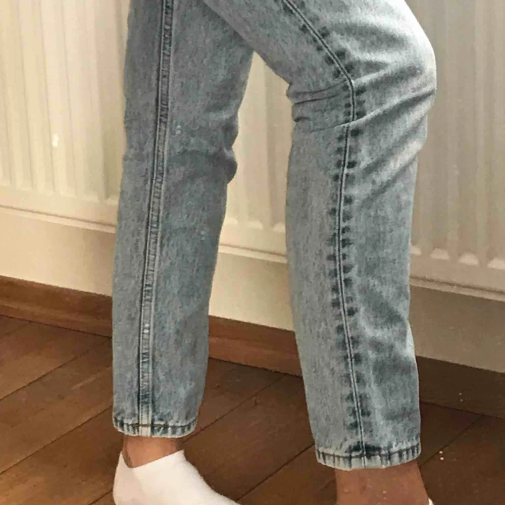 Mom jeans i stilen kimomo köpta hos Monki. Jättesköna fina jeans som har använts ett fåtal gånger, de har en ljusblå färg och sitter jättebra. Köparen står för frakt, jag kan mötas upp i Malmö/ lund💓. Jeans & Byxor.