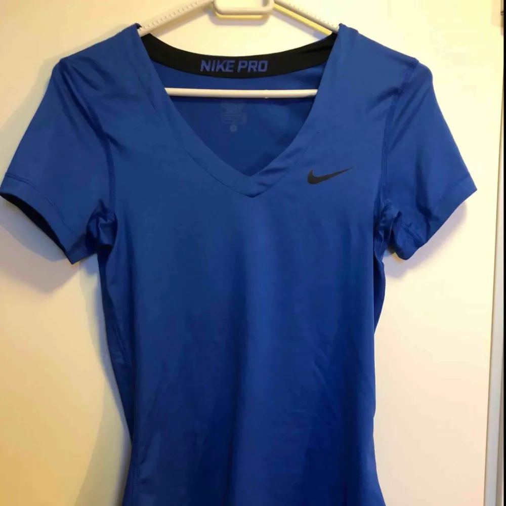  Blå Nike PRO t-shirt. . T-shirts.