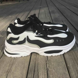  - Helt nya skor köpta på Sellply men säljer vidare pga för små. Köpte dem i storlek 44 men skulle säga att de mer passar 43. Kan mötas upp i Åkersberga, Täby & Stockholm C. Köpare står för frakt. 