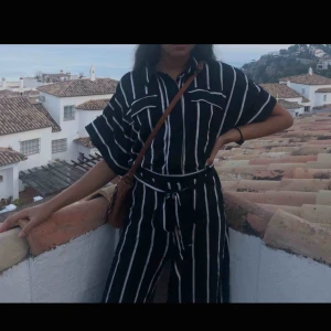  - Skitsnygg randig jumpsuit från hm. Använd fåtal gånger. Säljer pga för liten:( Storlek 32 💘💕