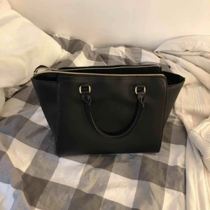  - Jättefin väska som rymmer mycket! Nästan aldrig använd fint skick🤪🤘🏼🍇🧚🏻‍♀️ möts upp i Stockholm eller så tillkommer frakt