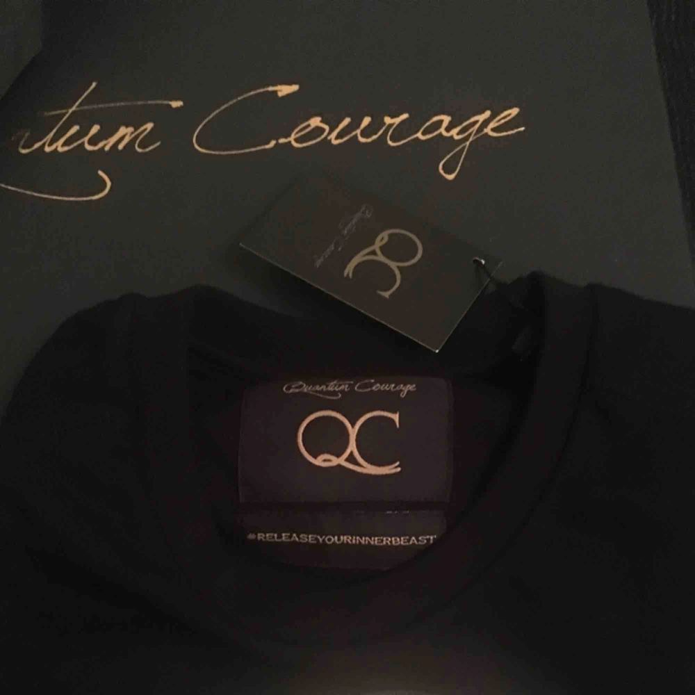 quantum courage tröja helt ny m kartong säljs pgr fel str . Tröjor & Koftor.