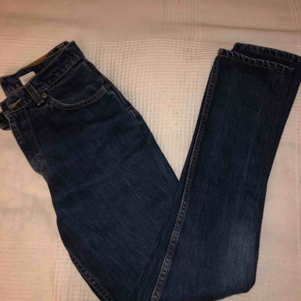 Levis 501 jeans med rätt slim/straight passform. Klassisk blå jeans färg på dem. Väldigt fin vintage style byxor, dem här är en klassiker! Dessa slags byxor brukar gå för 1000kr+ :). Jeans & Byxor.