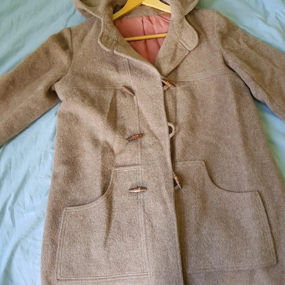 Duffel coat in wool imitation. Missing one button but you could easily move one of the buttons from the sleeve. 100 sek + shipping. Jackor.