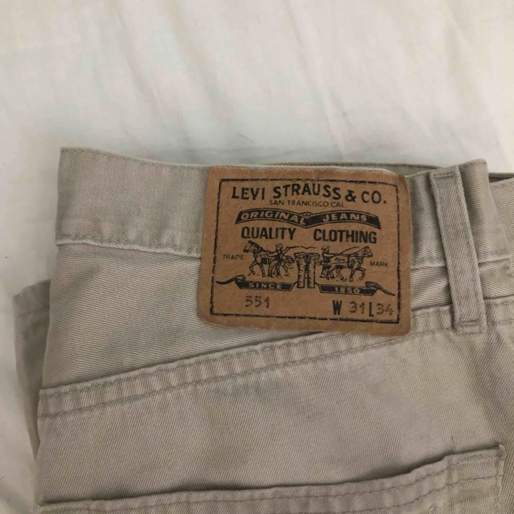 Snygga beiga Levi’s-jeans i modell 551. Köpta second hand. Möts upp i Sthlm eller fraktar mot fraktkostnad.. Jeans & Byxor.