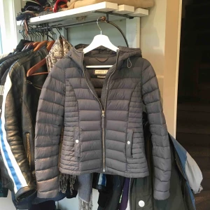  - Grå dunjacka från Abercrombie & Fitch, säljer pga att den är för liten för mig. Bra skick 