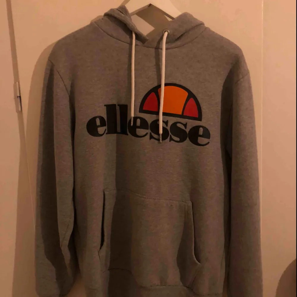 Nypris 800kr, Ellesse hoodie köpt från junkyard för ungefär ett år sedan och är använd fåtal gånger, skulle säga att storleken är närmare en S men passar M 🦋 250kr inklusive frakt :)). Hoodies.