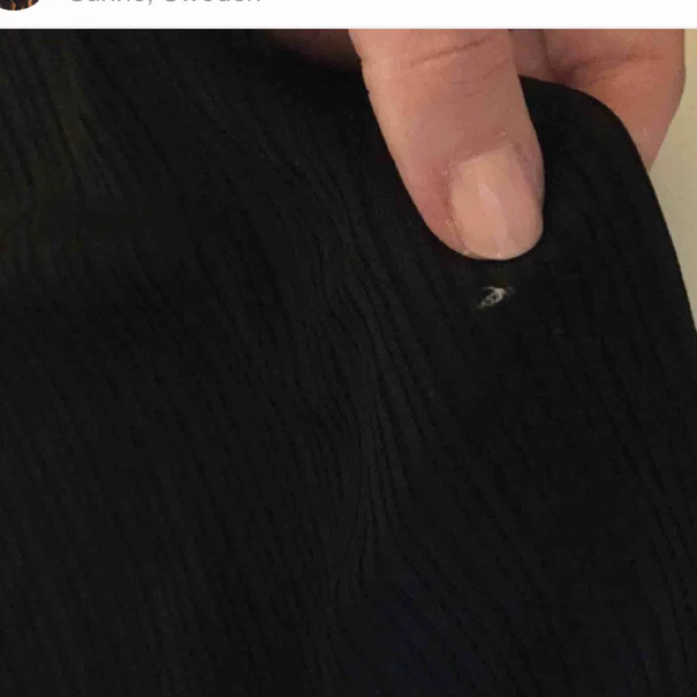 Svart långärmad ribbad tröja i polyester/elastan med snygg detalj av en kort dragkedja. Liten fläck på ryggen, se sista bilden. 📬 Frakt 54 kr. Toppar.