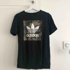  - Svart Adidas T-shirt med Camo print. Frakt tillkommer.