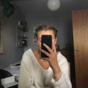  - så mjuk stickad tröja, inte alls stickig så funkar direkt mot huden. v-ringad i ryggen också!💙