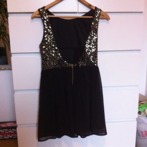 Jättefin klänning med guldpaljetter och öppen rygg. Perfekt till tex nyår. Använd 1 gång - Jättefin klänning med guldpaljetter och öppen rygg. Perfekt till tex nyår. Använd 1 gång