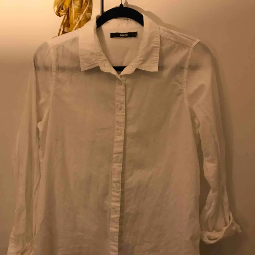 Helt ny skjorta i vitt ifrån bikbok. Köparen står för frakten❤️. Toppar.