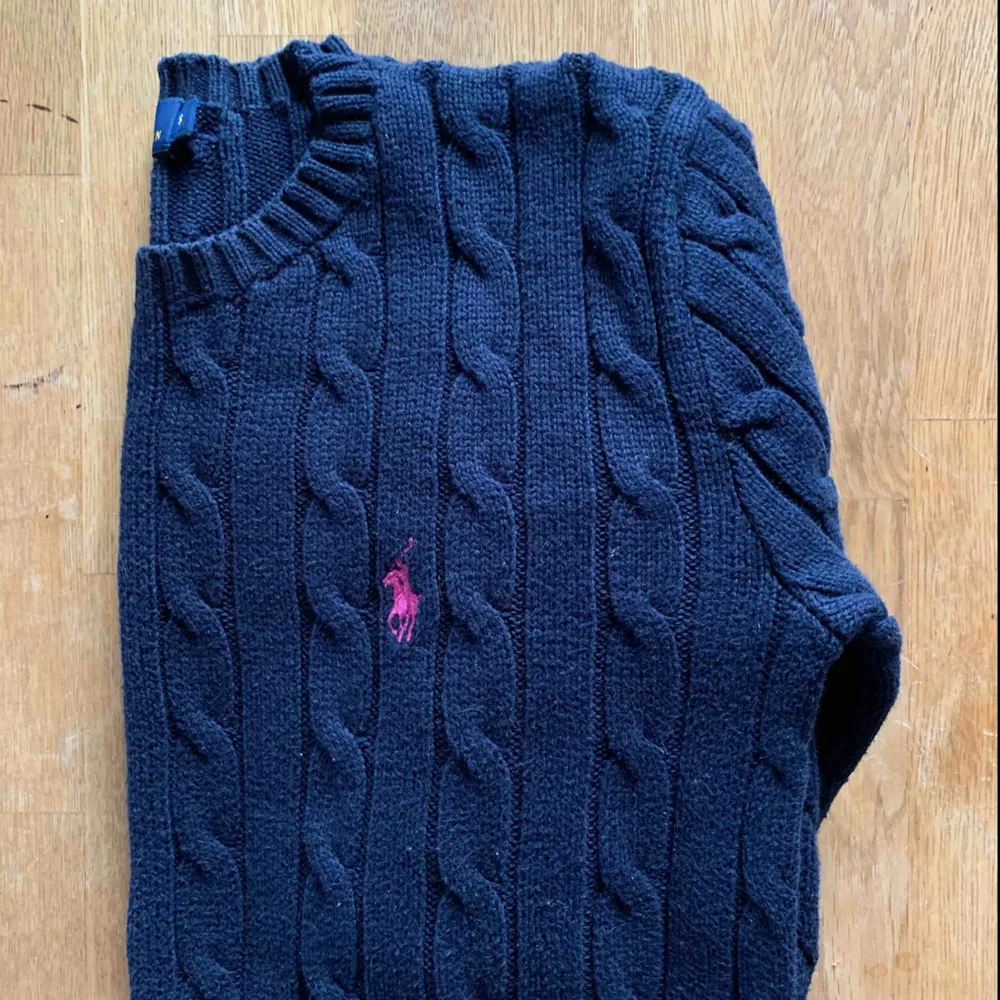 Ralph Lauren kabelstickad tröja.  Säljer pågrund av att den ej används längre.  200 inkl frakt.. Stickat.