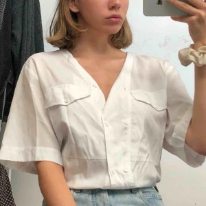  - Vintage-skjorta med dubbelknäppning! Tunn och superskön, fint skick också. Köpare står för frakt, se min profil för prisinfo.