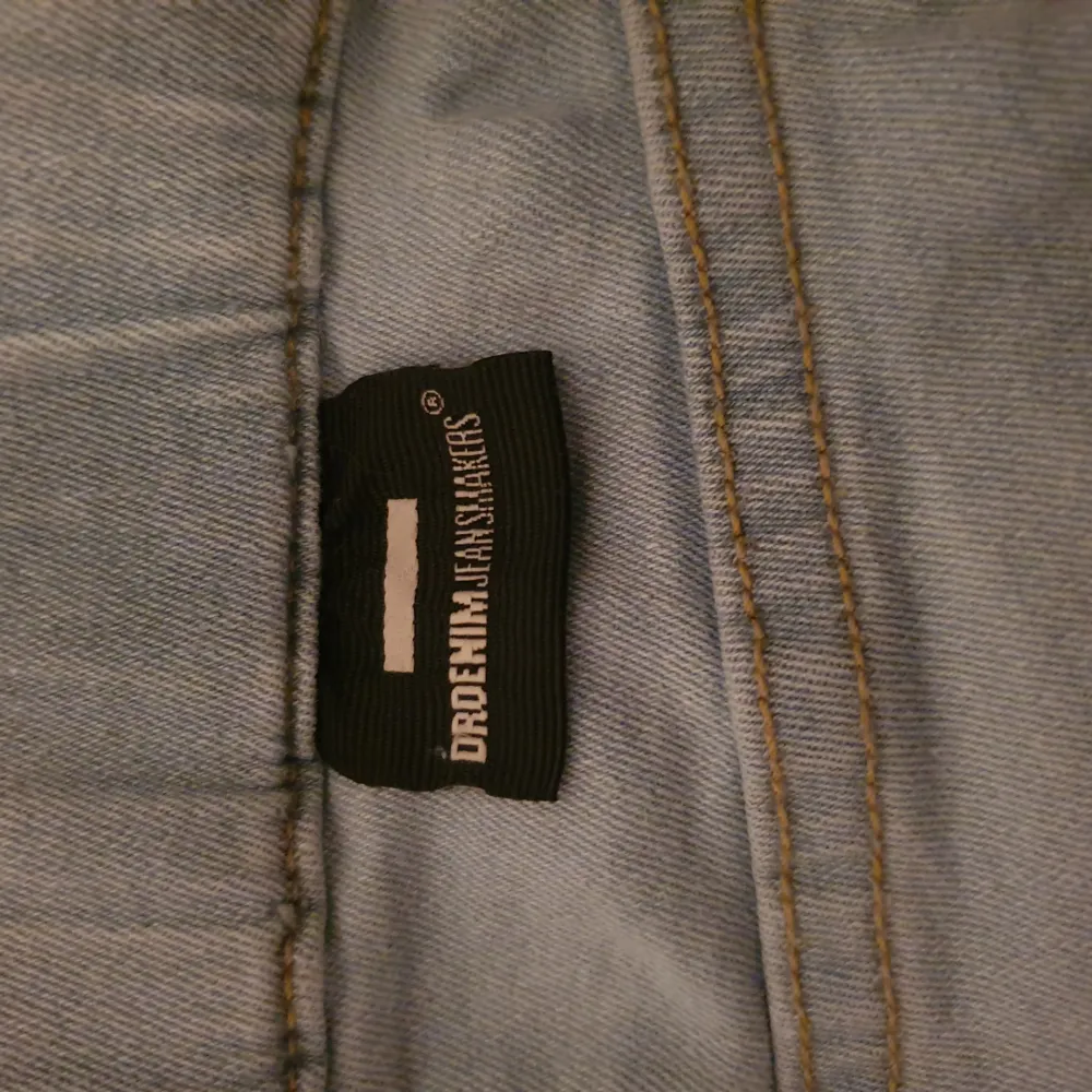 Snygga byxor från dr denim, nypris 800.  Använda få gånger, är i gott skick.. Jeans & Byxor.