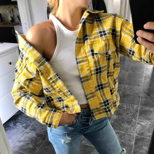  - Oversized rutig jacka i denimliknande material från Prettylittlethings. Aldrig använd med prislappen kvar. Skulle skicka tillbaka då den inte riktigt var min stil, men frakten var för dyr då den är från utlandet. Köparen står för frakten⚡️⚡️