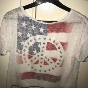  - Topp med peacemärke och amerikans flagga. 