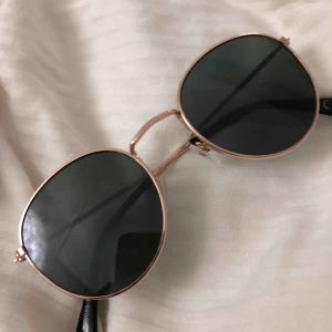  - Säljer dessa snygga solglasögon då jag har två lika dana, perfekta formen enligt mig💓💓 köparen betalar frakt!