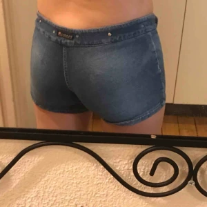  - Shorts från Brasilien, aldrig använda. Väldigt låga i midjan. Strassdetaljer