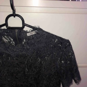  - Superfin grå spetstopp från Zara i strlS. Perfekt till fest. Finns att hämta i Östersund, annars står köparen för frakt😊