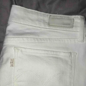  - Oanvända Levis jeans. Straight fit.