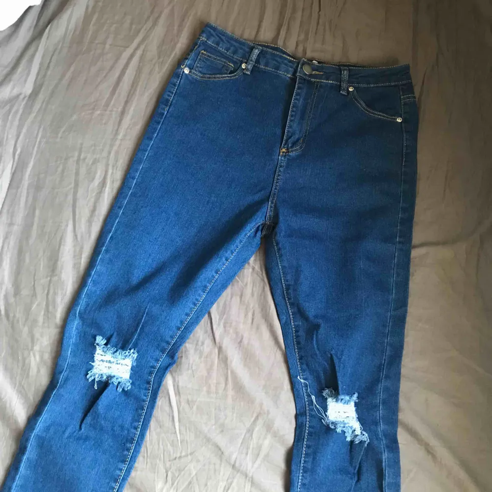Helt nya, endast testade Jeans från boohoo. Inga fel alls på dom, bara att dom inte passar. Nypris 190kr☀️. Jeans & Byxor.