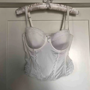  - Vit korsett/bustier från HM. Står storlek 42, men passar 36-40 beroende på kupstorlek osv. Använd en gång.  Kan mötas upp eller skickas för 30kr.😊