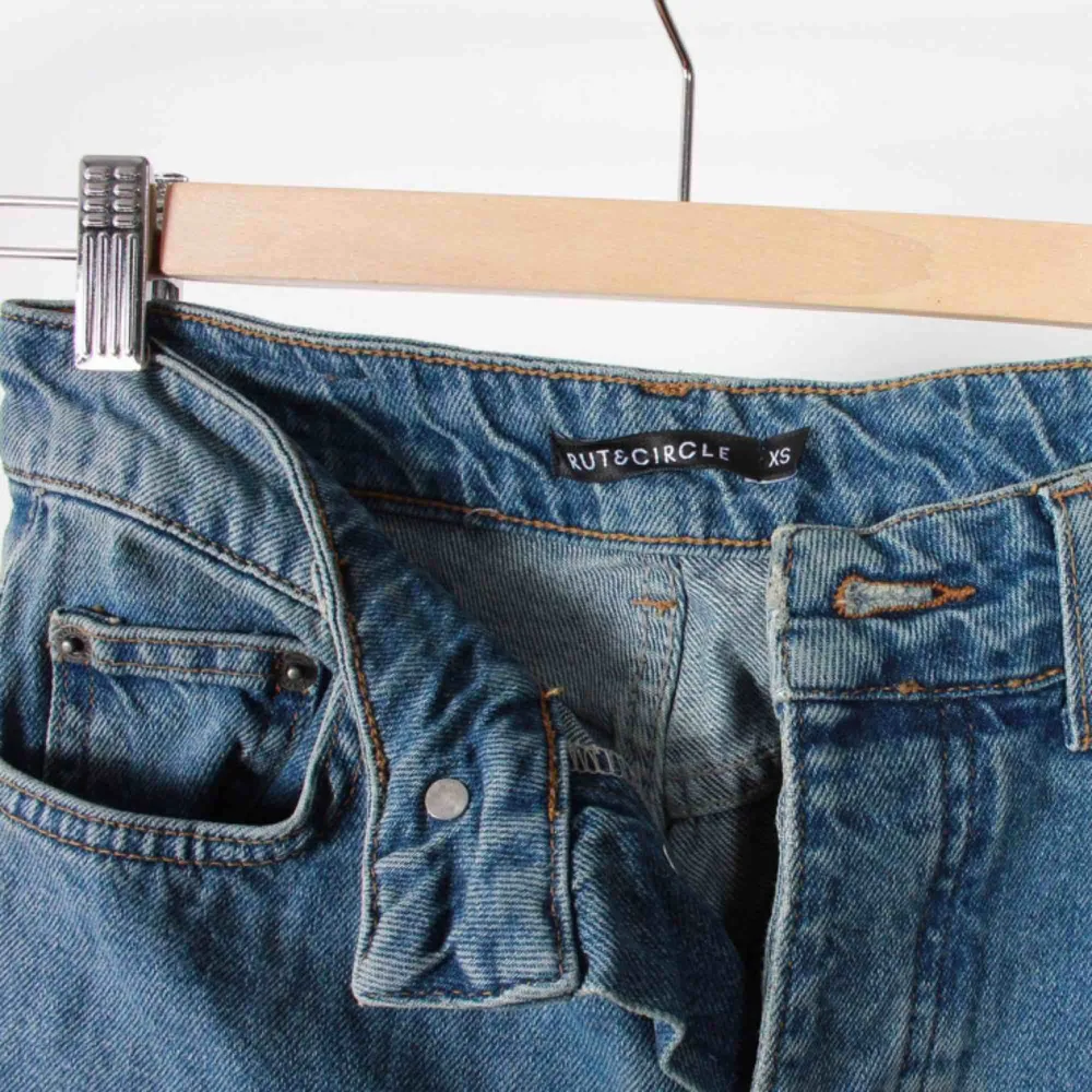 Snygga mom-jeans från Rut and Circle. Nypris: 599 kr. Köparen står för frakten:) . Jeans & Byxor.