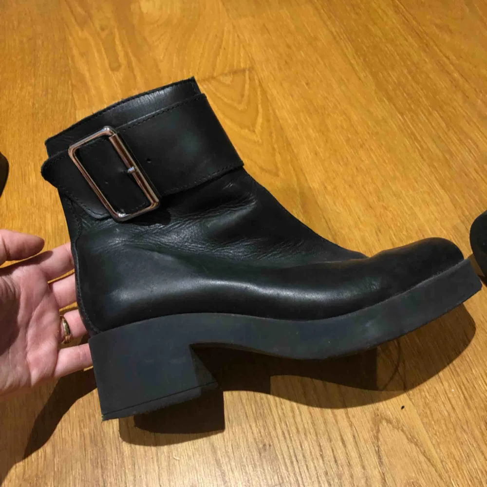 Superfina boots med klack! Minns ej märket, men köpte på en skobutik för ca 1600 kr☺️ nästan helt oanvända!. Skor.