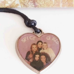  - Ett halsband med Spice Girls på! Vad mer kan jag säga? Frakt tillkommer.