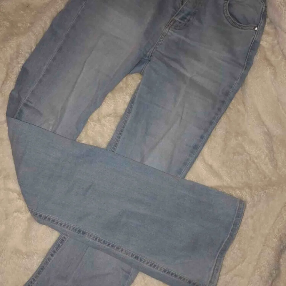 Blå bootcut jeans, använda ca 2 gånger. . Jeans & Byxor.