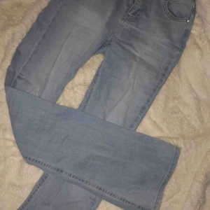  - Blå bootcut jeans, använda ca 2 gånger. 
