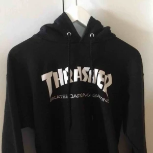  - Äkta Thrasherhoodie i storlek S köpt på Junkyard.  Mycket sparsamt använd, därav i mycket fint skick!  Säljer pga att den är för stor för mig.