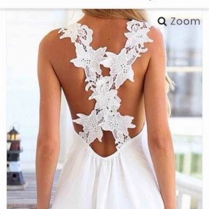  - Söt klänning från Dennis Maglic. Använd 1 gång, urringad i ryggen och går en bit ner på låret. 