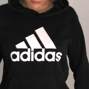  - Svart adidas hoodie i bra skick. Hoodien är mindre och sitter tajtare än vissa andra hoodies.