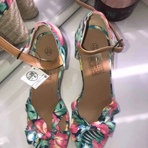  - Jätte fina klackar som är oanvända. 80 kr + frakt, kan även mötas upp. 