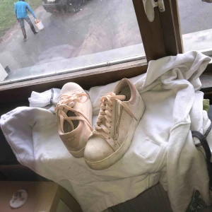 - Jätte fina skor använda 2 gånger men kände att de inte var min stil önska så dom va de då dom e skit fina o så bekväma ny pris 500