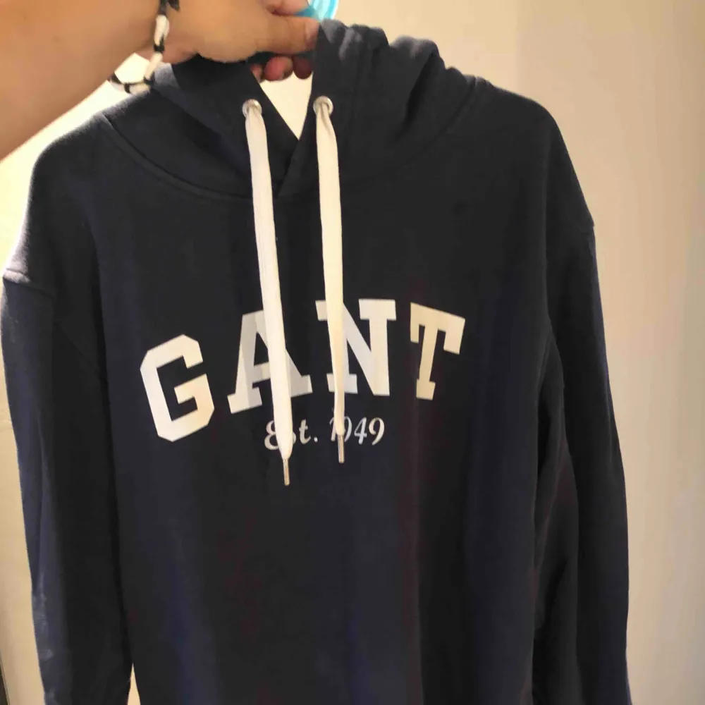 Denhär Gant hoodien är från barnavdelningen i storlek 13-14 år och 158-164cm och skulle säga att den är som en S i Dam storlekarna. Den passar mig utmärkt och är super skön!!. Hoodies.