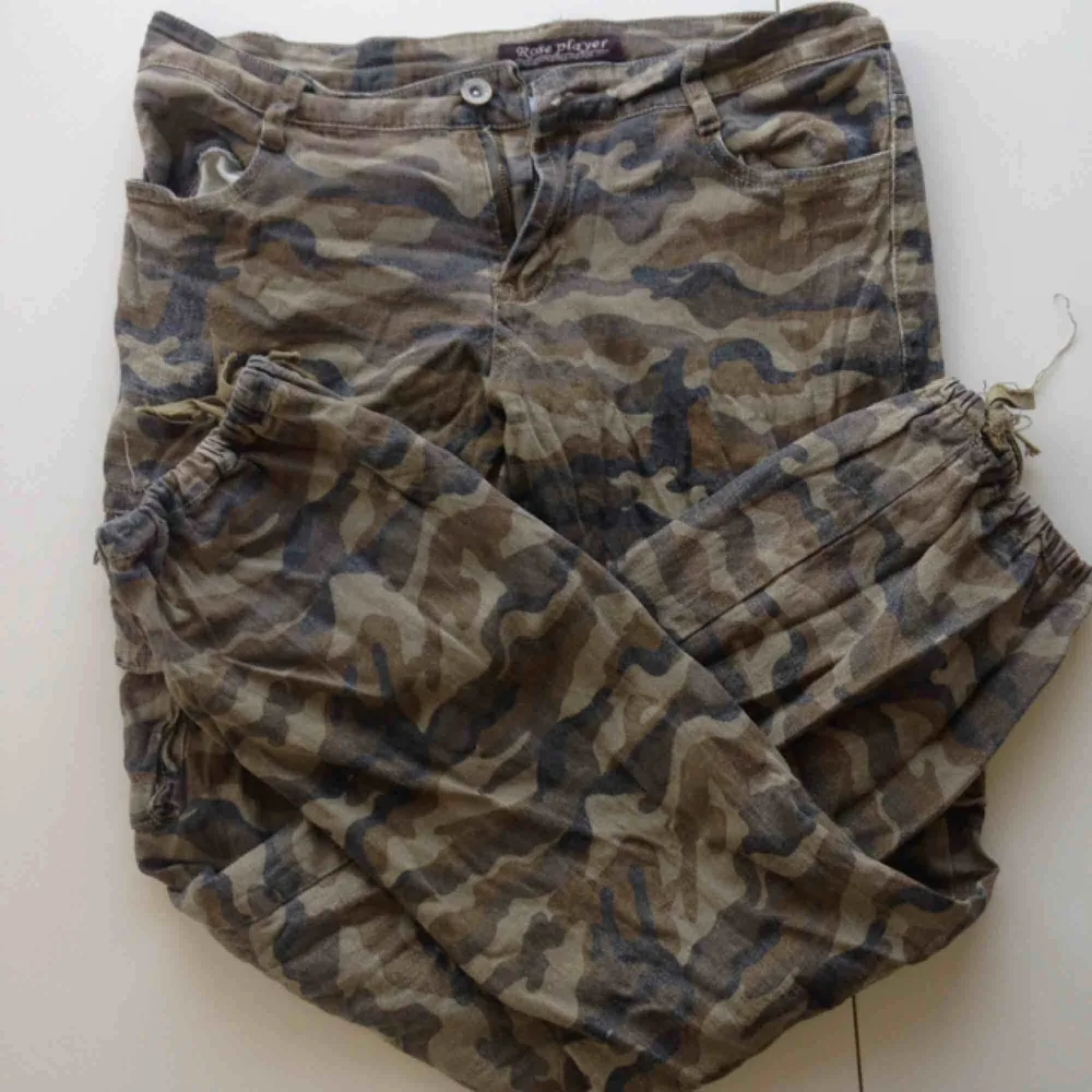 Guldglittriga camouflage byxor!!! I använt skick men kooola ändå. Jeans & Byxor.