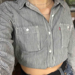  - Levis skjorta! Den är som på andra bilden men om någon vill att jag ska croppa och fålla den så att den blir som på första kan jag göra det för samma pris!