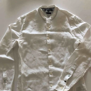  - Linneskjorta utan krage från TH. Använd ett par gånger och är i nyskick. Hämtas i Malmö eller skickas mot frakt.