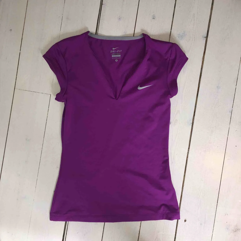 Lila (lite lila-rosa) träningstopp från Nike. Vääldigt skönt material och i toppenskick. Väldigt stretchig, nypris ca 400. T-shirts.
