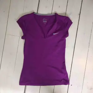 Lila (lite lila-rosa) träningstopp från Nike. Vääldigt skönt material och i toppenskick. Väldigt stretchig, nypris ca 400