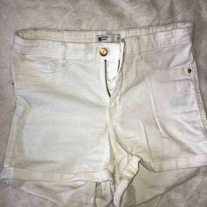 Vita shorts från Gina Tricot. Använda ett fåtal gånger, har dock en en liten gul fläck på framsidan som knappt syns. Köparen står för frakt!:)