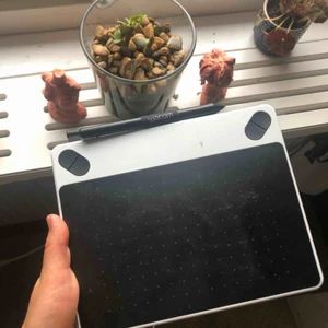  - Bra ritplatta för nybörjare. 4096 trycknivåer. 152x95mm rityta och fyra programmerbara knappa. Använd i ca 1,5 år, så den har lite repor men alla extra stift är kvar och den funkar utan några problem!(sista bilden är lånad)