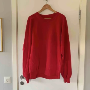  - Oversized röd sweater som passar både tjejer och killar