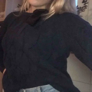  - Superfin marinblå stickad tröja från Vila i storlek M men passar mig som har vanligtvis storlek XS eller S. Den är använd men i bra skick, dock kan den vara lite nopprig här och där men inget man tänker på!  Frakt tillkommer!💗