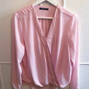  - Ljusrosa omlottblus! Favoriten, men används inte tillräckligt mycket längre. 